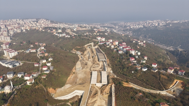 Tamamlandığında Trabzon trafiği nefes alacak
28 kilometre uzunluğundaki Kanuni Bulvarı inşaatında çalışmalar sürüyor
Kanuni Yolu'nun Trabzon-Erzurum karayoluna bağlanacak olan kısmıyla ilgili çalışmalar son şeklini almaya başladı