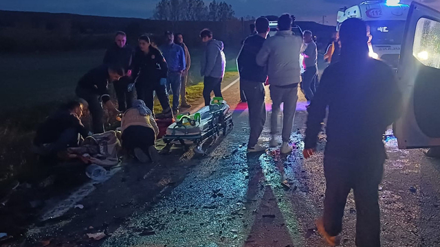 Kırklareli'nde hafif ticari araç ile otomobilin çarpıştığı kazada 5 kişi yaralandı