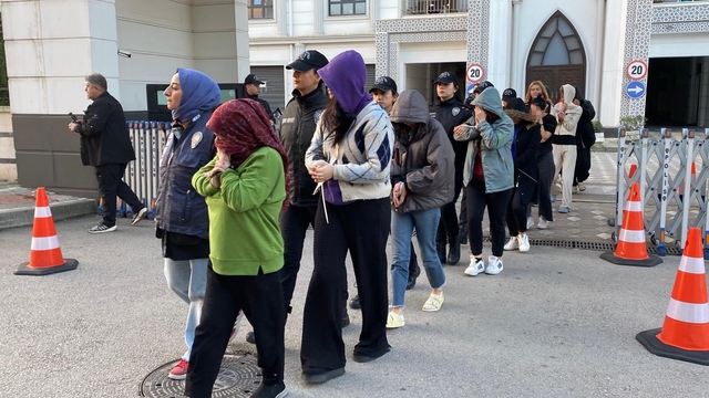 "Sahte bungalov" çetesine dev operasyon: Hesaplarında 35 milyon TL hareketlilik tespit edildi
Kocaeli merkezli 11 ilde "sahte bungalov" operasyonu: 37 gözaltı