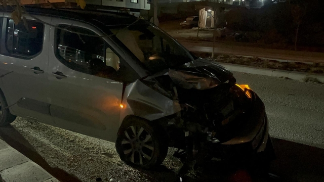 Eskişehir'de 2 hafif ticari aracın çarpıştığı kazada 1 kişi yaralandı