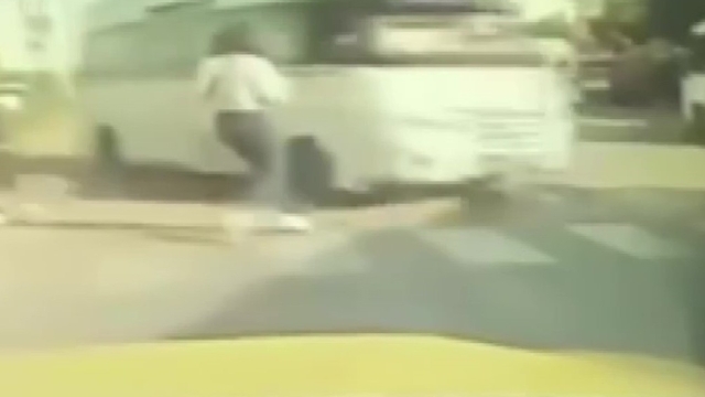 Genç kız ezilmekten son anda kurtuldu