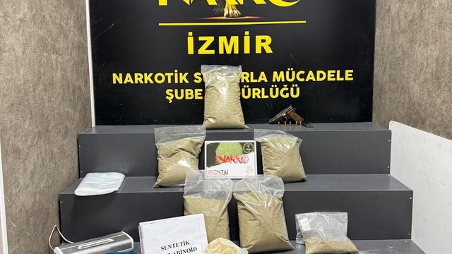 İzmir'de torbacılara operasyonda yüklü miktarda uyuşturucu ele geçirildi