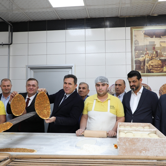 Antep lahmacunu tescilli tarifiyle pişirildi