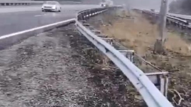 Bolu'da otoyol geçişinde kar yağdı