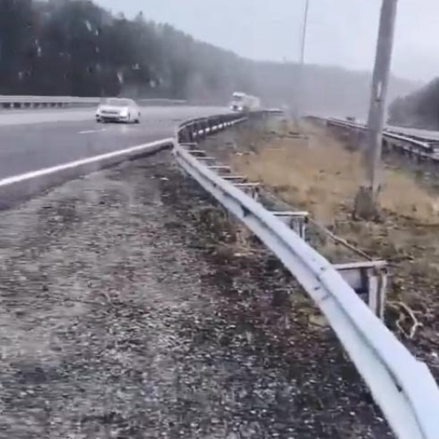 Bolu'da otoyol geçişinde kar yağdı