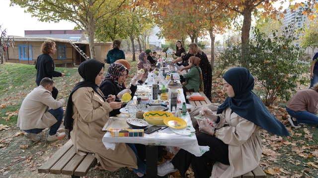 Kadınlar atölyede atıkları dönüştürüyor