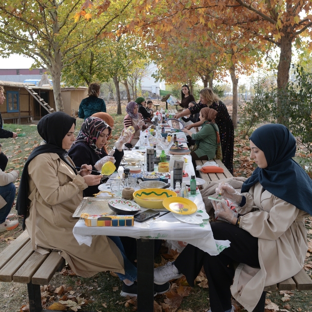 Kadınlar atölyede atıkları dönüştürüyor