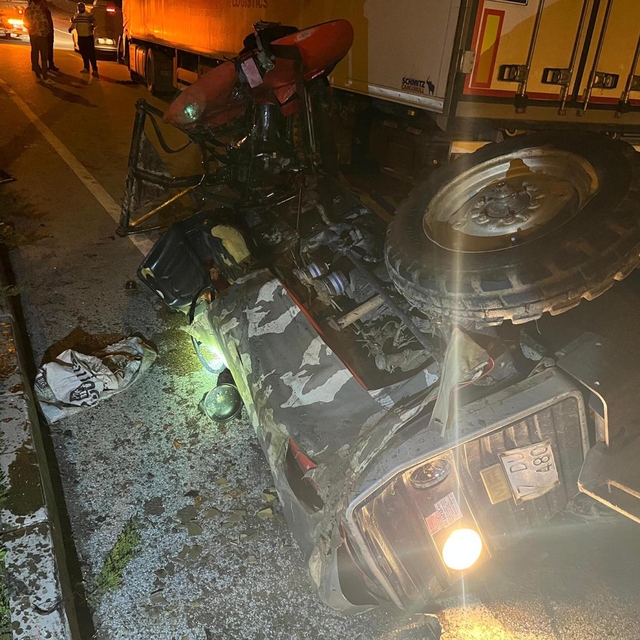 TIR ile çarpışan traktörün sürücüsü ve eşi öldü