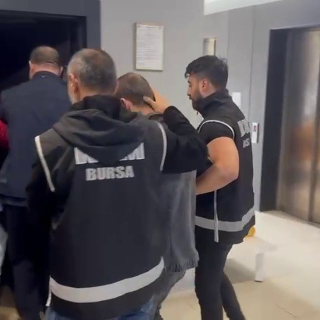 Bursa merkezli dev operasyon: 11 ilde eş zamanlı "Change araç" baskını
19 a...