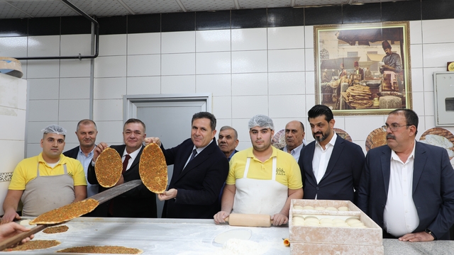 Antep lahmacunu tescilli tarifiyle pişirildi