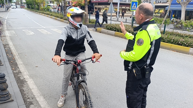 Trafik polisinden trafiği tehlikeye düşüren bisikletliye nasihat: "Bisiklete ceza yazılmaz diye düşünmeyin"
Trafik polisi, diğer bisikletliyle yan yana gelen ve trafiği tehlikeye düşüren bisiklet sürücüsüne nasihat etti
"Bisikletin önünü kaldırırken düşersiniz, Allah korusun arkadan araç gelir altına alır"