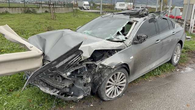 Samsun'da otomobil kamyonete çarpıp bariyere girdi: 3 yaralı