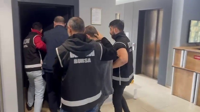 Bursa merkezli dev operasyon: 11 ilde eş zamanlı "Change araç" baskını
19 araç ve 4 motor bloğu ele geçirildi