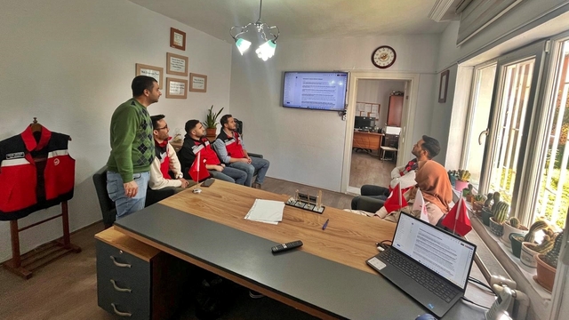 Şaphane ve Pazarlar İlçe Tarım personeline, "Çiğ süt sağım hijyeni" konulu eğitim