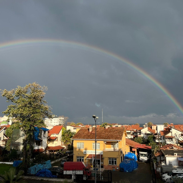 Yağmur sonrası beliren gökkuşağı görsel şölen oluşturdu