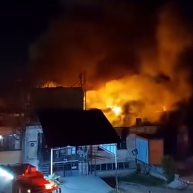 Fabrika yerleşkesinde çıkan yangında 6 işyeri zarar gördü