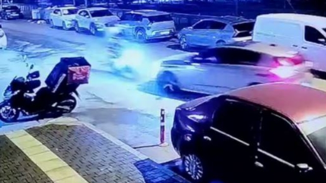 Otomobilin çarptığı motosikletin sürücüsü yaralandı