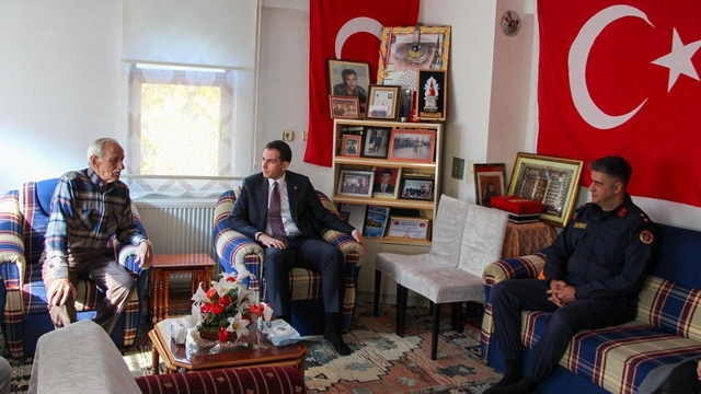 Hisarcık Kaymakamı Erkan Atam'dan, şehit mezarına ve ailesine ziyaret