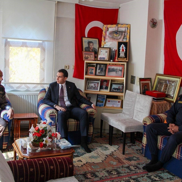Hisarcık Kaymakamı Erkan Atam'dan, şehit mezarına ve ailesine ziyaret