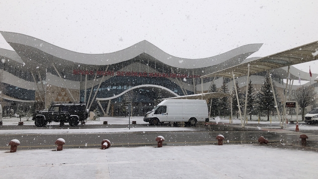 Sivas özüne döndü, kent merkezinde kar yağışı başladı