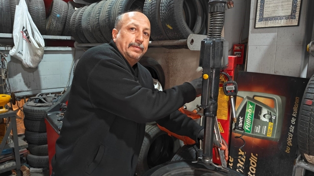 Ustasından kış lastiği uyarısı: "Can güvenliğimiz için lastiklerimizi taktıralım"
Lastikçi Fatih Durmuş: "Hem kendimizin hem de karşımızdaki insanların can güvenliği için kış lastiklerimizi taktırmalıyız"