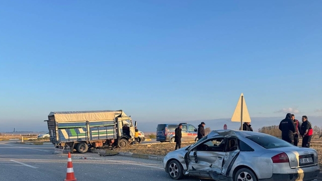 Afyonkarahisar'da kamyonet ile otomobil çarpıştı, 6 kişi yaralandı