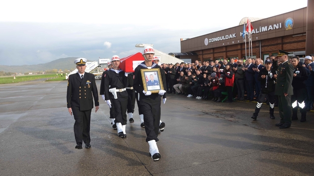 Şehit Nuri Özcan'ın naaşı Zonguldak Havalimanı'nda karşılandı