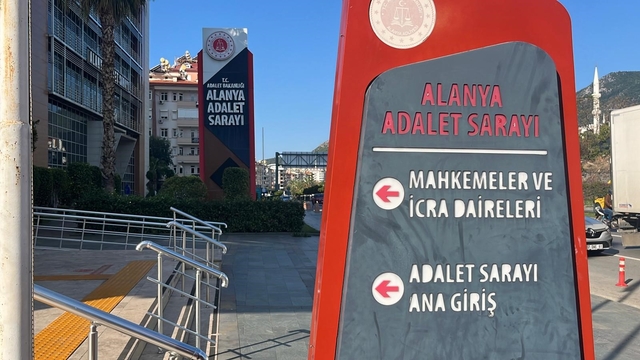 Alanya'da sokakta kadına saldırıda bulunan şahıs adliyeye sevk edildi
Yumruk atıp makasla saldırmış