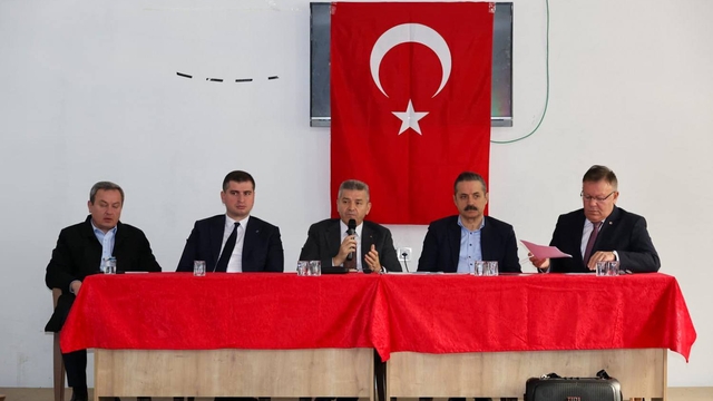 Artvin Valisi Ergün ile AK Parti Milletvekili Çelik, yapımı devam eden sanayi sitesini inceledi