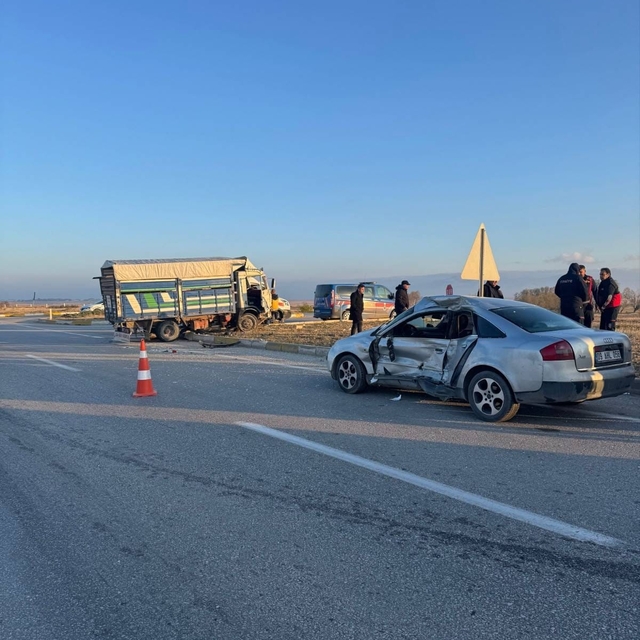 Kamyonet ile otomobil çarpıştı 6 kisi yaralandı