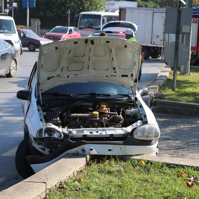 Direksiyon hakimiyeti kaybolan ehliyetsiz sürücü refüje çarptı