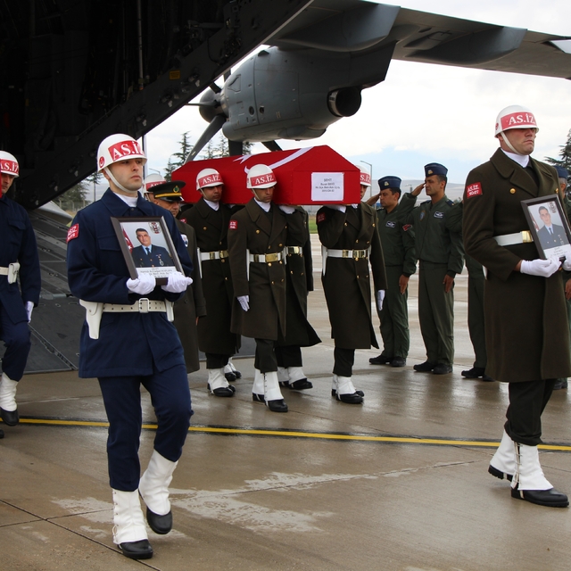 Şehit babasını oyuncağına sarılarak bekledi
Uçak kazası şehitleri Kaplan ve...
