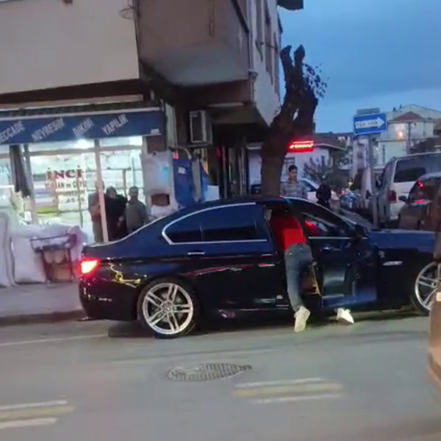 Otomobildeki arkadaşını ağır yaralayan şüpheli, eski eşini de bıçaklamış; 1...