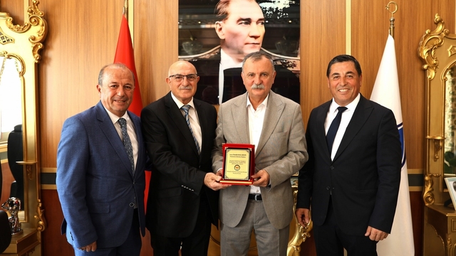 Hemşehri Derneklerinden Başkan Balaban'a anlamlı plaket