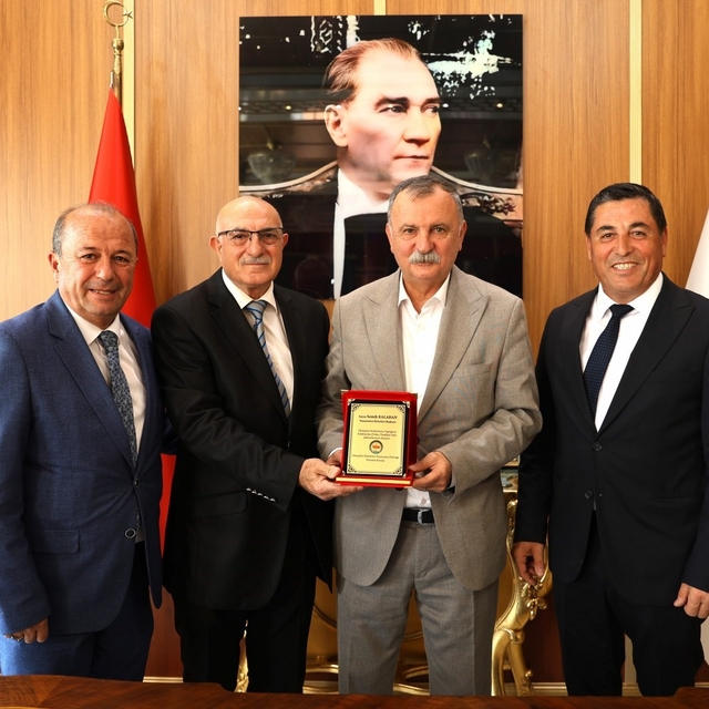 Hemşehri Derneklerinden Başkan Balaban'a anlamlı plaket