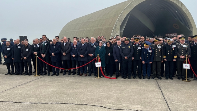 Bursa şehitlerine sis engeli...Şehitleri taşıyan uçak sisten dolayı Bursa'yı pas geçti
Şehit binbaşı Serdar Uslu ile şehit astsubay Ramazan Yağız'ın albayrağa sarılı naaşları Yenişehir Havalimanı'na getirilemedi