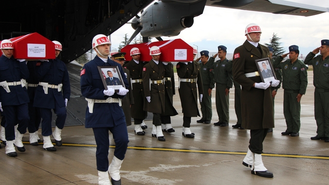 Şehit babasını oyuncağına sarılarak bekledi
Uçak kazası şehitleri Kaplan ve İbbiği'nin cenazeleri Amasya'da törenle karşılandı