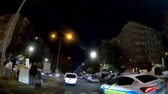 Yere düşen çocuğun hastaneye yetiştirilebilmesi için polis sıkışık trafiği açtı