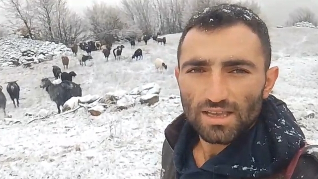 Tokat'ta çoban karlar altında türkü söyledi