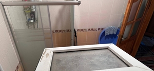 Camı kırıp eve girdi, yaşlı kadının ağzını bantlayıp altınları çaldı