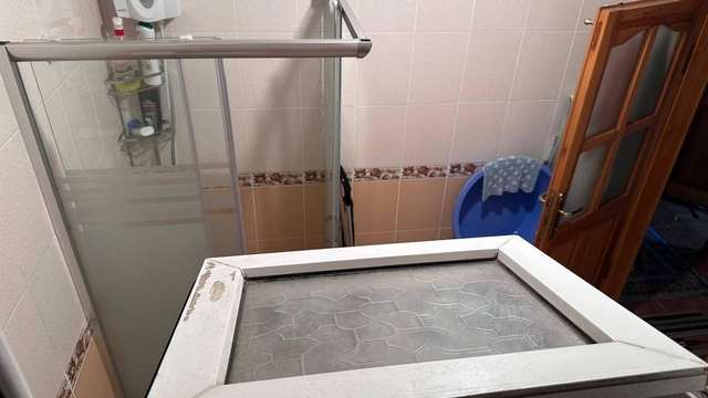 Camı kırıp eve girdi, yaşlı kadının ağzını bantlayıp altınları çaldı