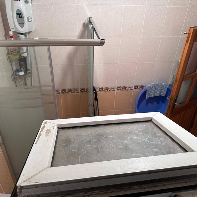 Camı kırıp eve girdi, yaşlı kadının ağzını bantlayıp altınları çaldı