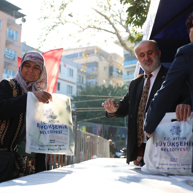 Aydın Büyükşehir'in kışlık fideleri İncirliova'da vatandaşlara dağıtıldı