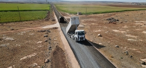 Hilvan'da 5 kilometrelik yolun sathi asfalt çalışmalarını tamamladı