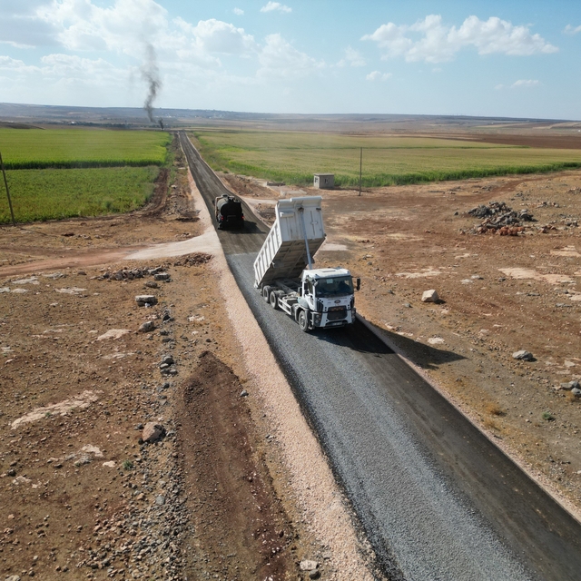 Hilvan'da 5 kilometrelik yolun sathi asfalt çalışmalarını tamamladı