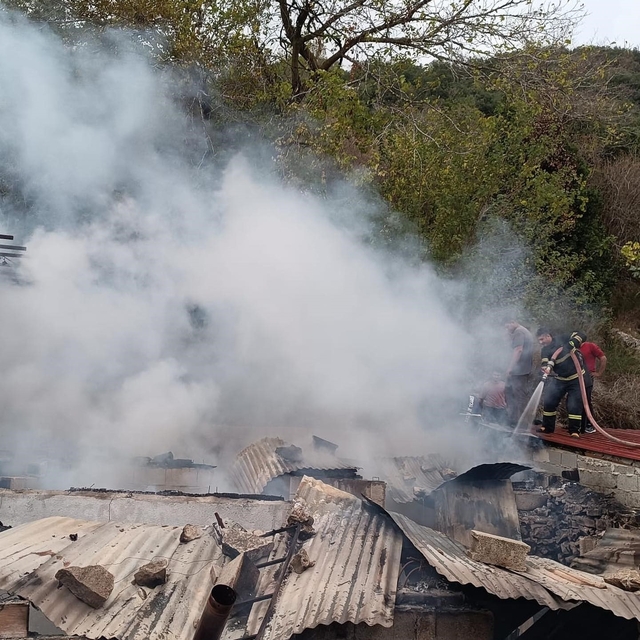 Yayladağı'nda metruk ev yangını