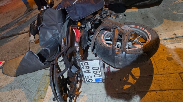 Samsun'da motokurye ile otomobil kafa kafaya çarpıştı: 1 yaralı