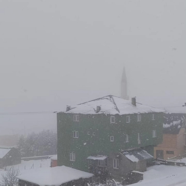Giresun yaylaları beyaza büründü