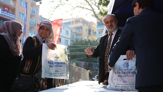 Aydın Büyükşehir'in kışlık fideleri İncirliova'da vatandaşlara dağıtıldı