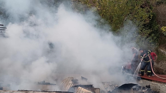 Yayladağı'nda metruk ev yangını